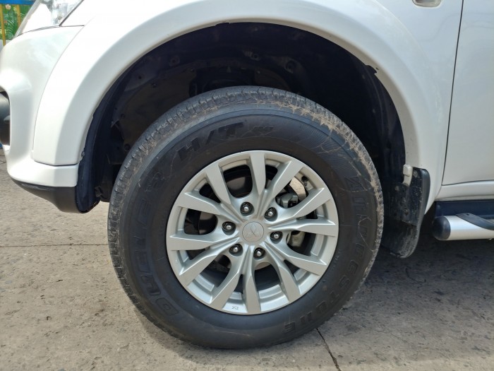 Cần bán Pajero, sx 2016, số sàn, máy dầu, màu trắng còn ben xà ben.