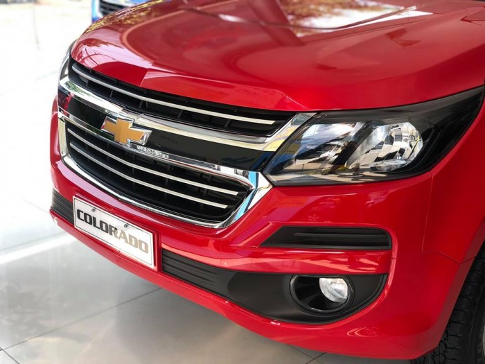 Bán tải 5 chỗ Chevrolet Colorado số tự động 1 cầu, màu đỏ