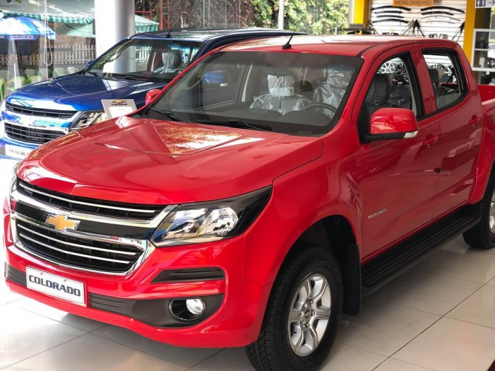 Bán tải 5 chỗ Chevrolet Colorado số tự động 1 cầu, màu đỏ