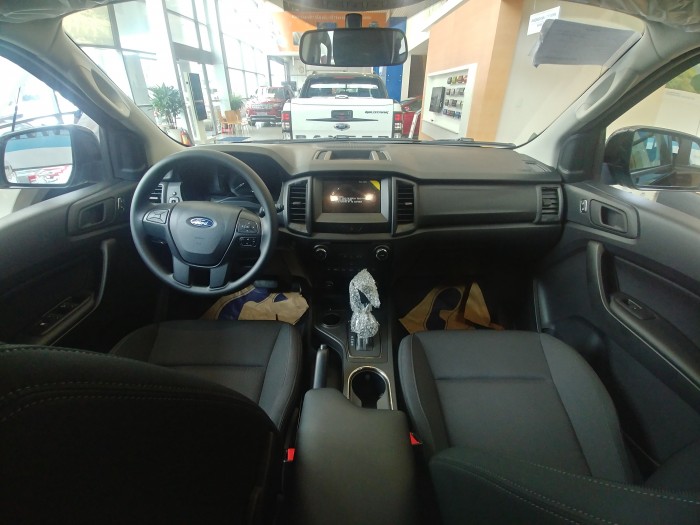 Ford Everest Ambient 4x2 - Lăn bánh 1 tỷ 04, Tặng Ghế Da, Film Cách Nhiệt