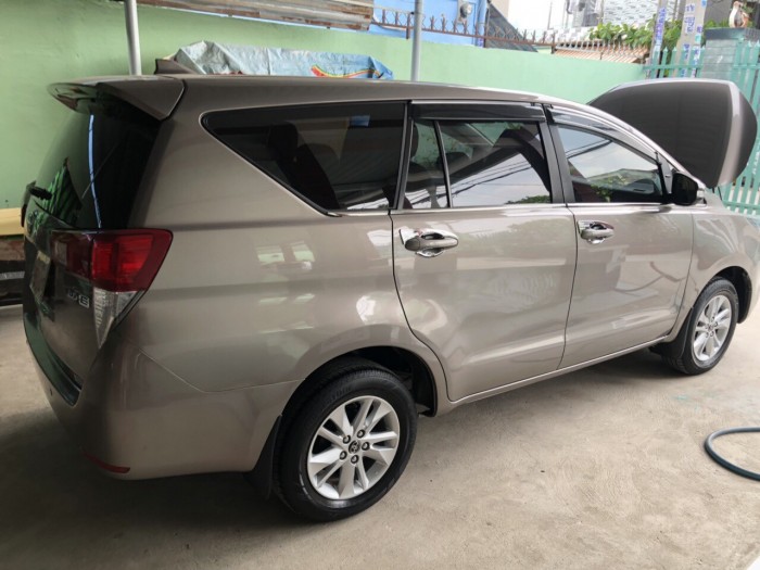 Bán Toyota INNOVA E 2.0MT màu nâu titan số sàn sản xuất 2017 đi 69000km