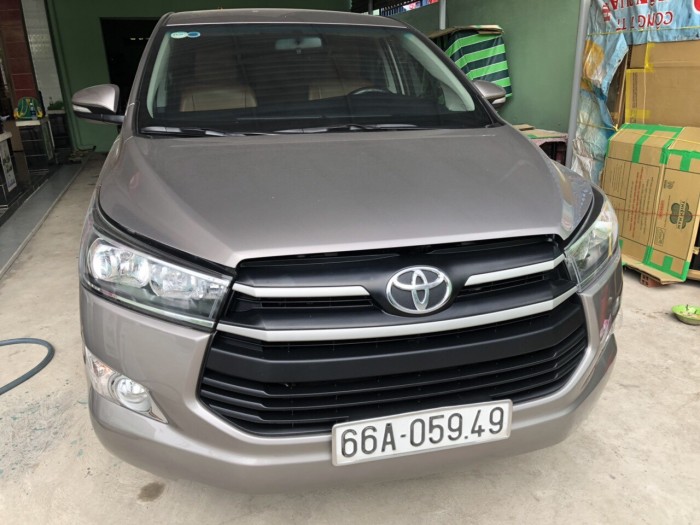 Bán Toyota INNOVA E 2.0MT màu nâu titan số sàn sản xuất 2017 đi 69000km