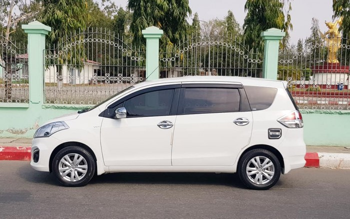 Bán Suzuki Ertiga 2016 tự động màu trắng xe đi 22 000 km