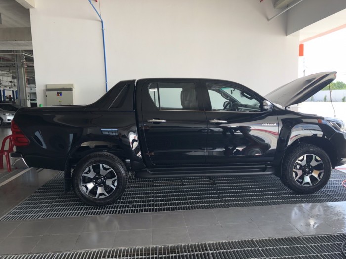 Hilux 2.8G AT (4x4) số tự động màu đen giao ngay