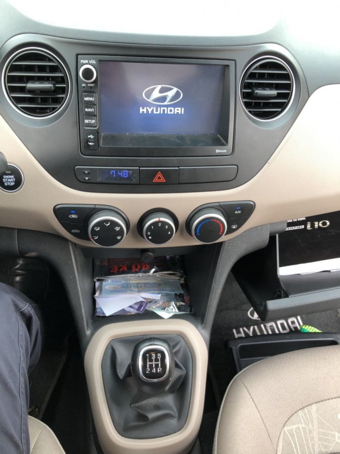 Bán Hyundai Grand i10 sedan 1.2MT màu trắng số sàn bản đủ biển Sài Gòn sản xuất cuối 2018 đi 10.000km
