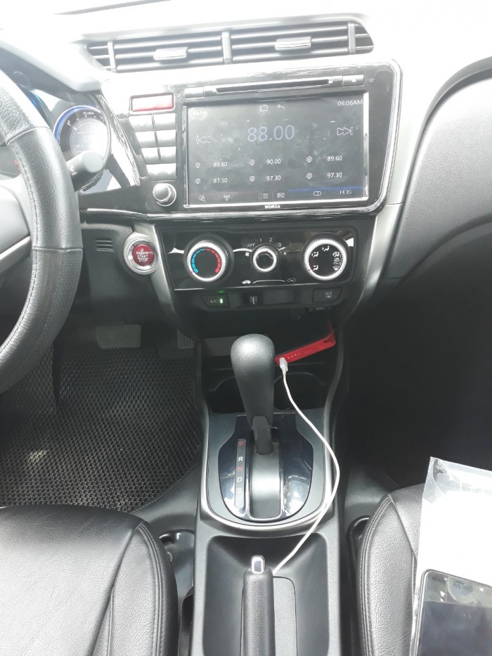 Bán Honda City 1.5AT màu bạc số tự động sản xuất 2017 đi đúng 33000km secua chưa rớt