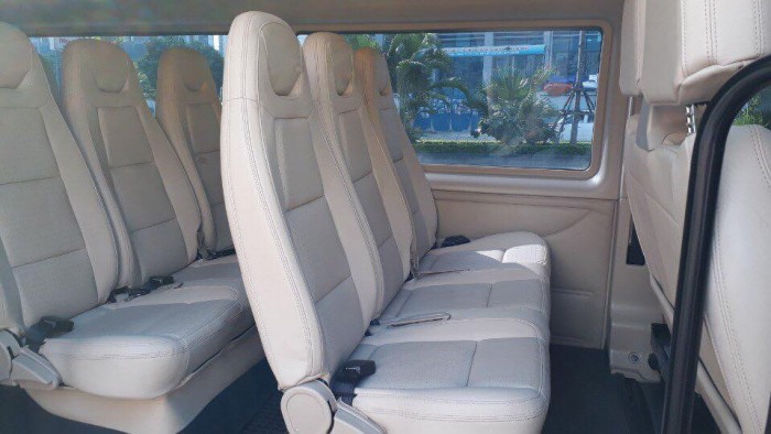 Bán Ford Transit 2018 máy dầu bảng giữa mâm đúc màu bạc xe zin cọp.