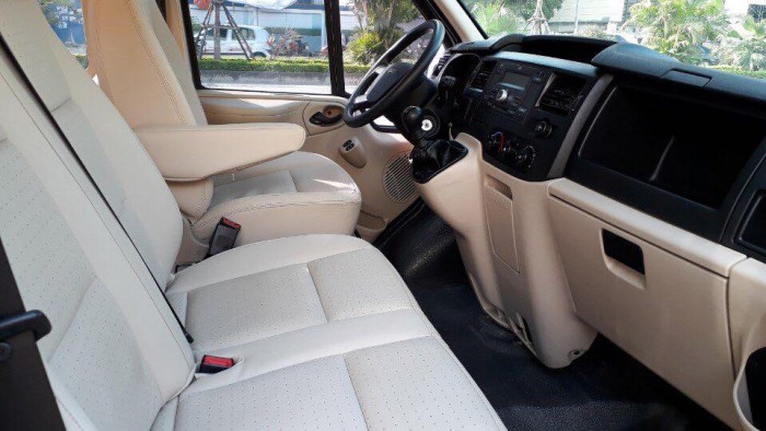 Bán Ford Transit 2018 máy dầu bảng giữa mâm đúc màu bạc xe zin cọp.