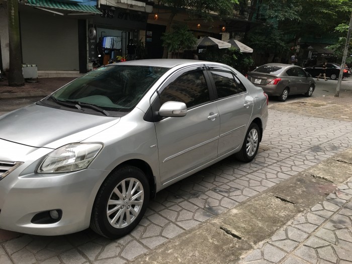 Nhà tôi bán xe TOYOTA VIOS 1.5E màu ghi bạc, sx 2012, chính chủ gia đình từ đầu