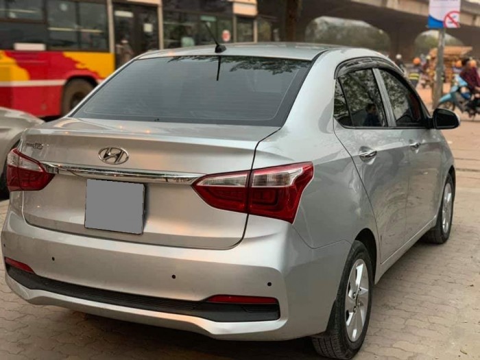 Bán Huyndai I10 sedan 1.2 tự động Màu Bạc xe ít đi mới.
