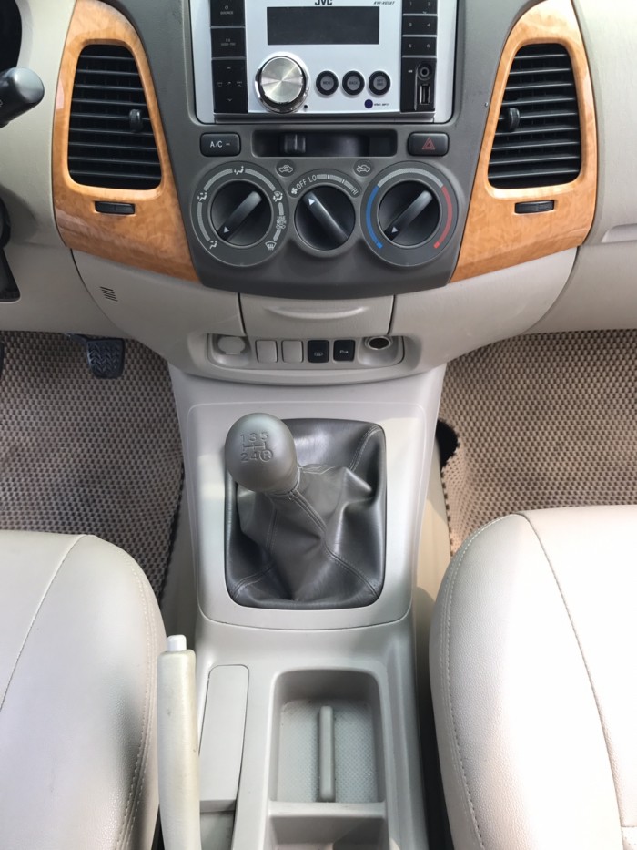 Cần bán xe Toyota Innova G năm sản xuất 2011, màu bạc