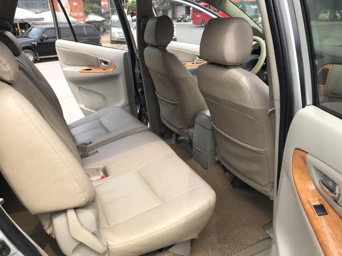 Cần bán xe Toyota Innova G năm sản xuất 2011, màu bạc
