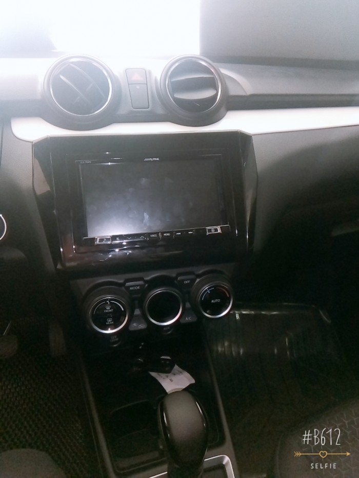 Bán xe Suzuki swift đời 2019,màu trắng,xe nhập,giá 499 triệu.