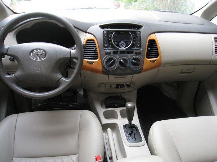Bán Toyota Innova V 2011 màu bạc xe gia đình đi rất mới