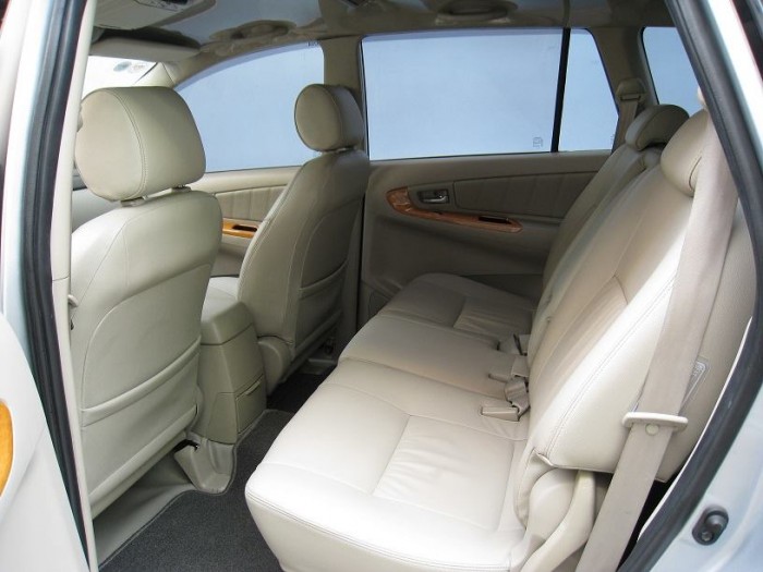 Bán Toyota Innova V 2011 màu bạc xe gia đình đi rất mới