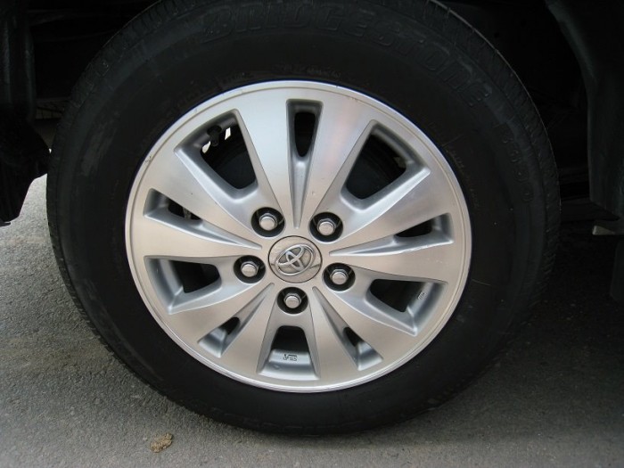 Bán Toyota Innova V 2011 màu bạc xe gia đình đi rất mới