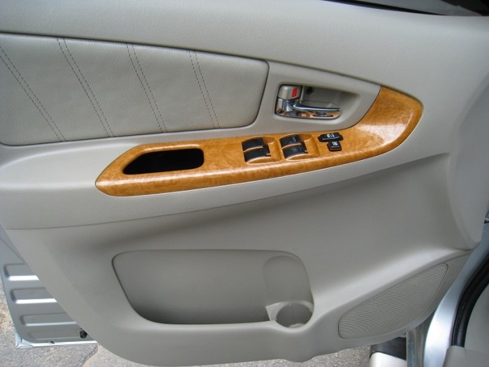 Bán Toyota Innova V 2011 màu bạc xe gia đình đi rất mới