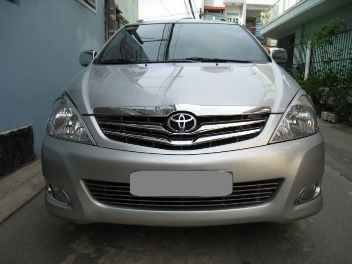 Bán Toyota Innova V 2011 màu bạc xe gia đình đi rất mới