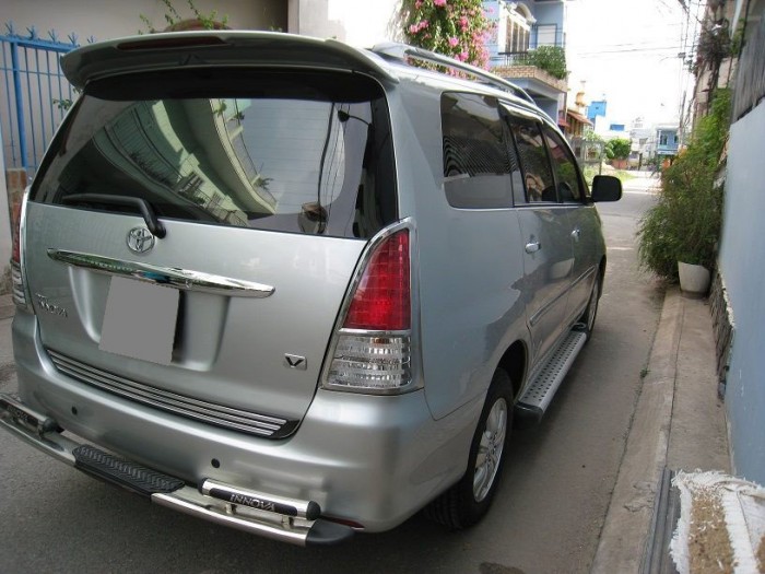 Bán Toyota Innova V 2011 màu bạc xe gia đình đi rất mới