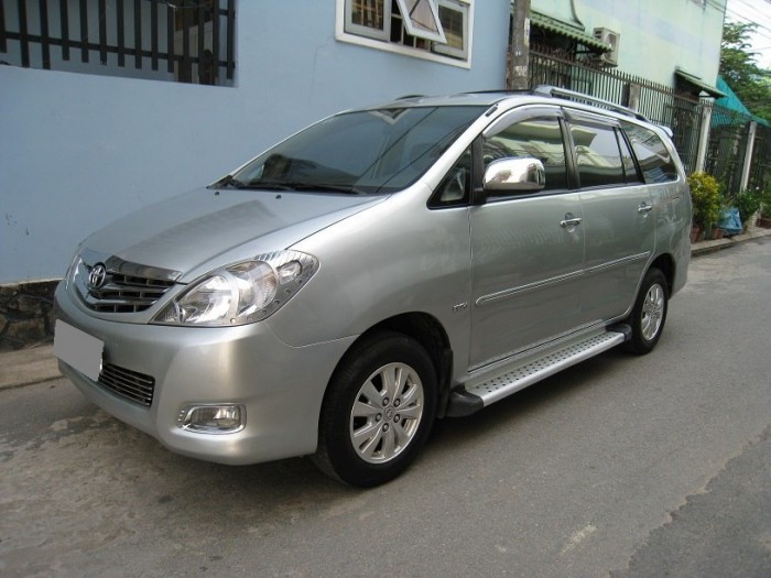 Bán Toyota Innova V 2011 màu bạc xe gia đình đi rất mới