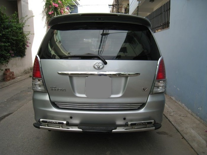 Bán Toyota Innova V 2011 màu bạc xe gia đình đi rất mới