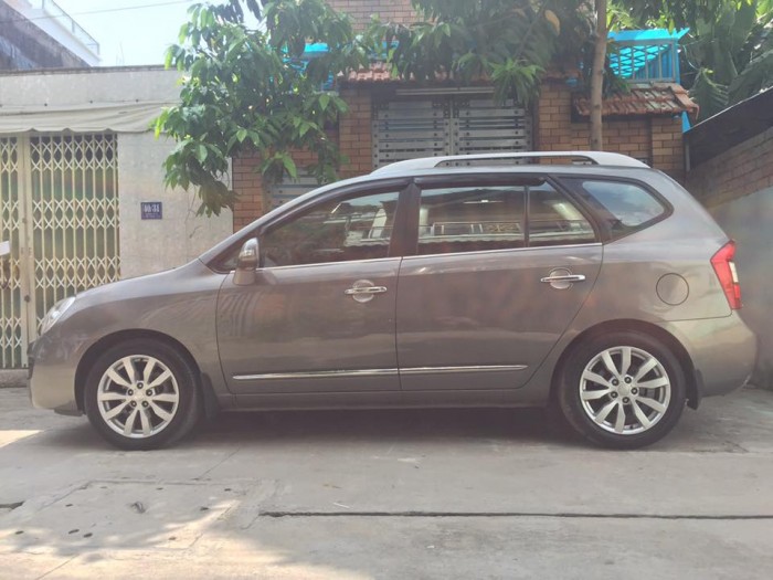 Bán Kia Carens 2.0 tự động 2011 màu xám rất mới.