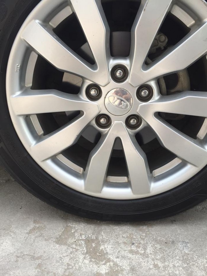 Bán Kia Carens 2.0 tự động 2011 màu xám rất mới.