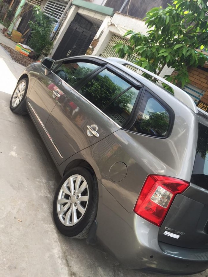 Bán Kia Carens 2.0 tự động 2011 màu xám rất mới.
