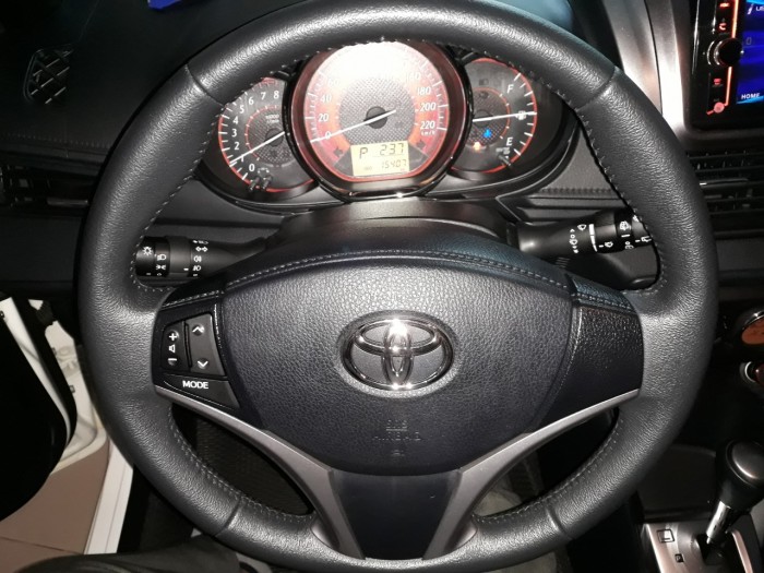 Bán Toyota Yaris G 1.5AT màu trắng số tự động nhập Thái Lan 2017 biển Sài Gòn đi 15000km