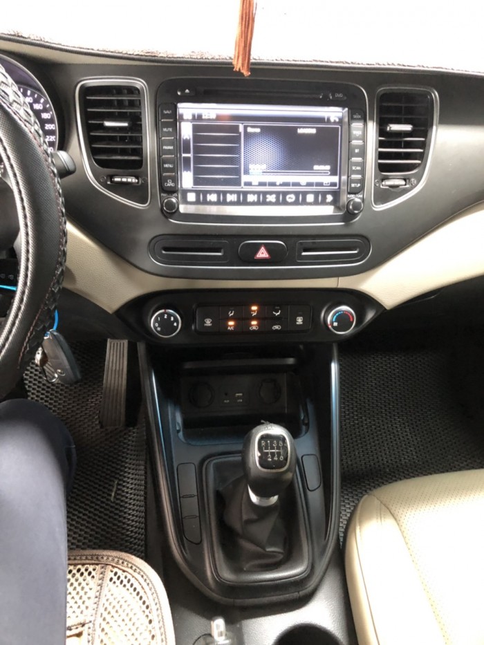 Bán Kia Rondo 2.0MT màu trắng số sàn sản xuất 2017 biển Sài Gòn máy xăng