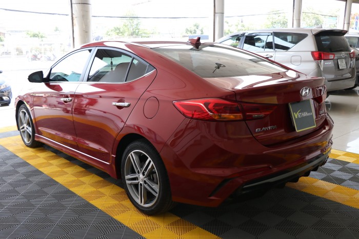 Bán Hyundai Elantra Turbo 1.6AT màu đỏ số tự động sản xuất 2018 biển tỉnh đi 7000km
