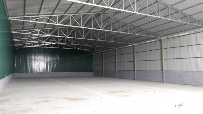 Cho thuê kho, xưởng 900m2 mới xây, tôn lạnh, quạt thông, container vào, có 3 pha.