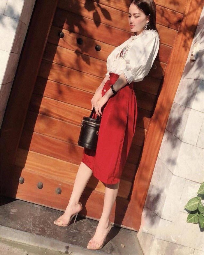 Chân váy đỏ kết hợp với áo màu gì để hợp thời trang và đẹp