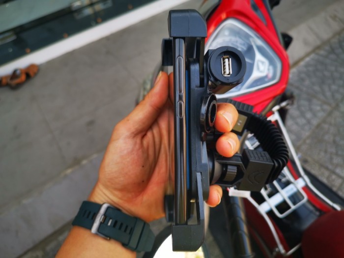 Giá Đỡ Kiêm Sạc 2 Trong 1 Trên Xe Máy-MSN181359