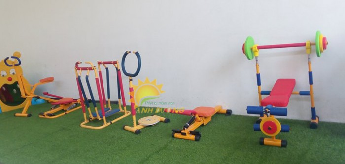 Cung cấp dụng cụ tập thể dục, thể thao cho trẻ em vận động, vui chơi0