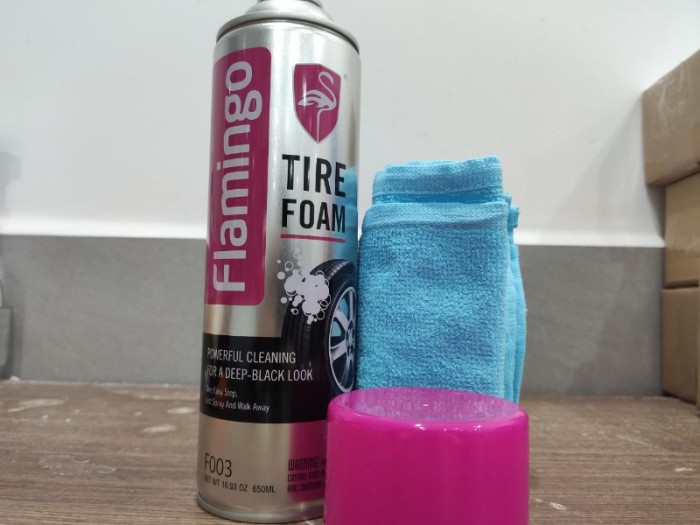 Làm Sạch Lốp Dưỡng Nhựa Nhám 2 Trong 1 Flamingo TIRE FOAM 650ml Kèm Khăn