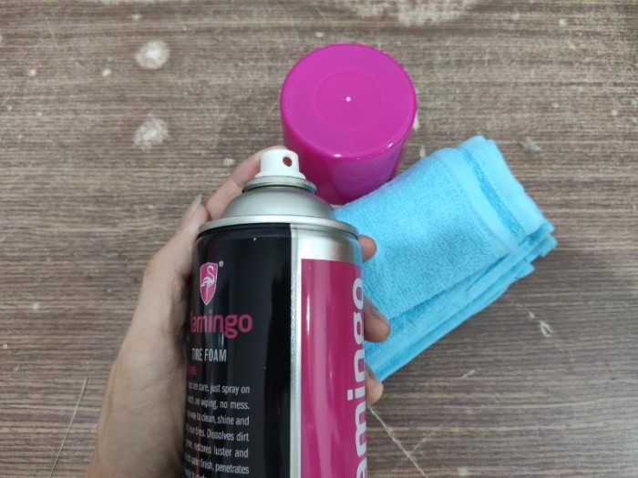 Làm Sạch Lốp Dưỡng Nhựa Nhám 2 Trong 1 Flamingo TIRE FOAM 650ml Kèm Khăn