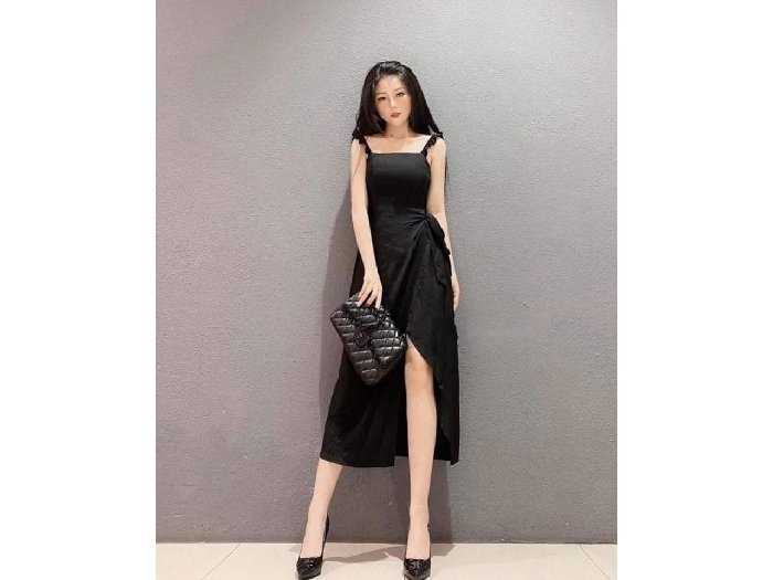 Đầm đen dáng chữ A tùng váy đắp chéo xẻ tà KK98-22 | Thời trang công sở K&K  Fashion
