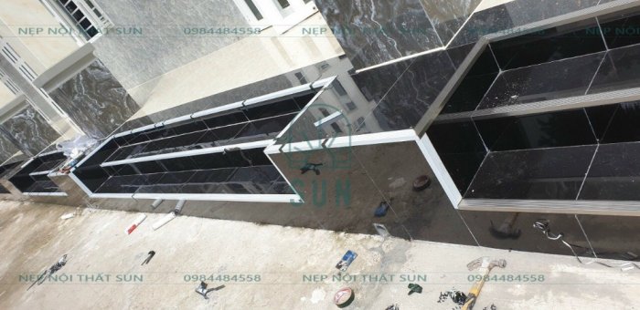 Hình ảnh thi công nẹp chống trơn bậc cầu thang - Nẹp chống trơn bậc cầu thang bằng nhôm cao cấp3