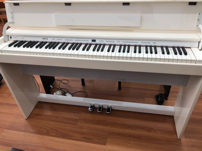 Piano điện Roland DP-90SE màu trắng bóng1