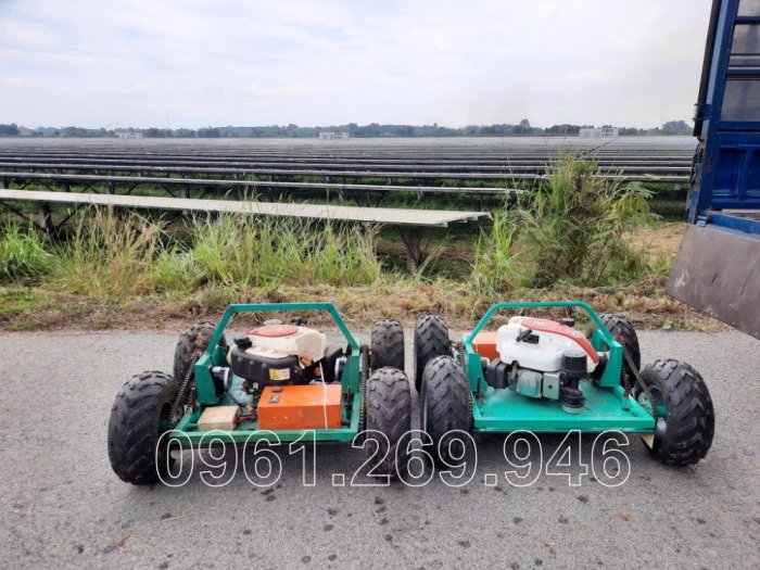 Robot cắt cỏ điều khiển từ xa động cơ xăng 7HP cho nhà máy điện mặt trời7