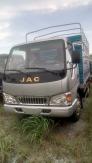 JAC 2T4/ xe tải JAC 2T5 thùng dài 3m7 có máy lạnh đi vào Thành Phố