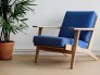 Ghế gỗ dài có bọc nệm kiểu sofa