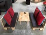 Bộ bàn ghế gỗ sofa có bọc nệm màu đen và gối tựa lưng