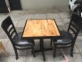 Bộ bàn gỗ và ghế bọc nệm sang trọng