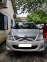 Cần bán xe Toyota Innova 2011 số sàn màu bạc.