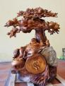 Di lặc ngồi gốc đào tươi như hoa