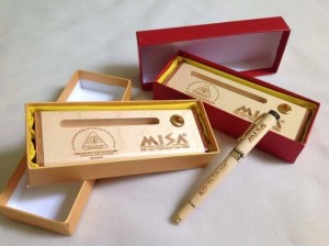 Hộp bút gỗ khắc chữ theo yêu cầu
Giá giảm còn 270k/bộ
Tặng kèm hộp gói quà và 1 ngòi bút cao cấp