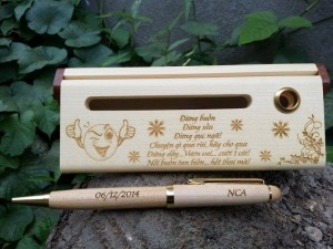 Bút gỗ khắc tên dạng xoay | Hộp bút bỗ đẹp giá rẻ