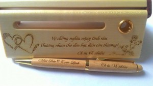 Bút Gỗ Khắc Tên
Bút dạng xoay để mở ngòi + hộp khắc nội dung theo yêu cầu
Bút hết mực thay ngòi được
Ngòi bút có bán tại cứa cửa hàng sách, nhà sách trên toàn quốc.